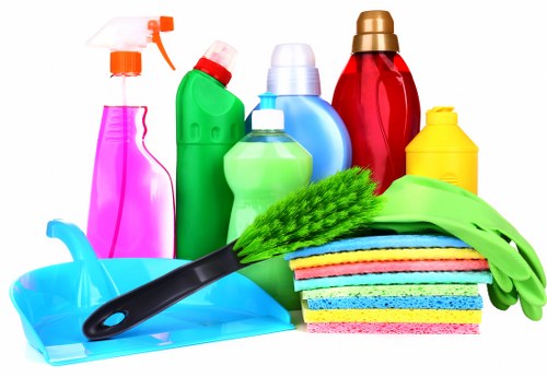 Local deep cleaning team preparing a Crystalpalace property